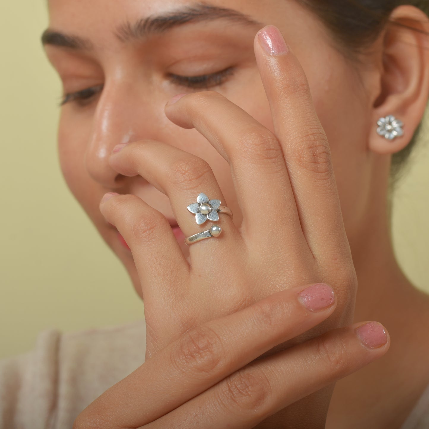 Dazzling Silver Flower Ring