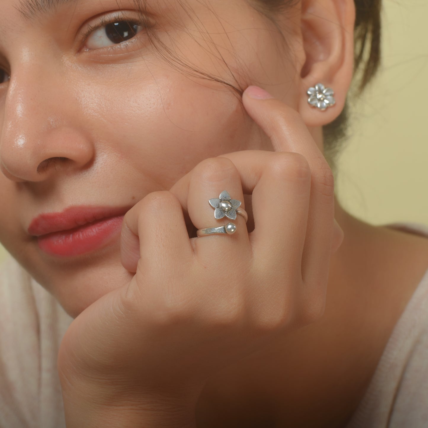 Dazzling Silver Flower Ring