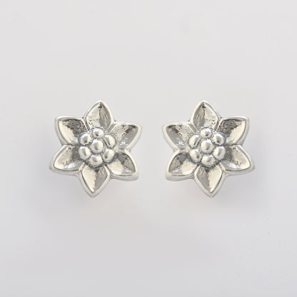 Silver daisy flower stud earrings