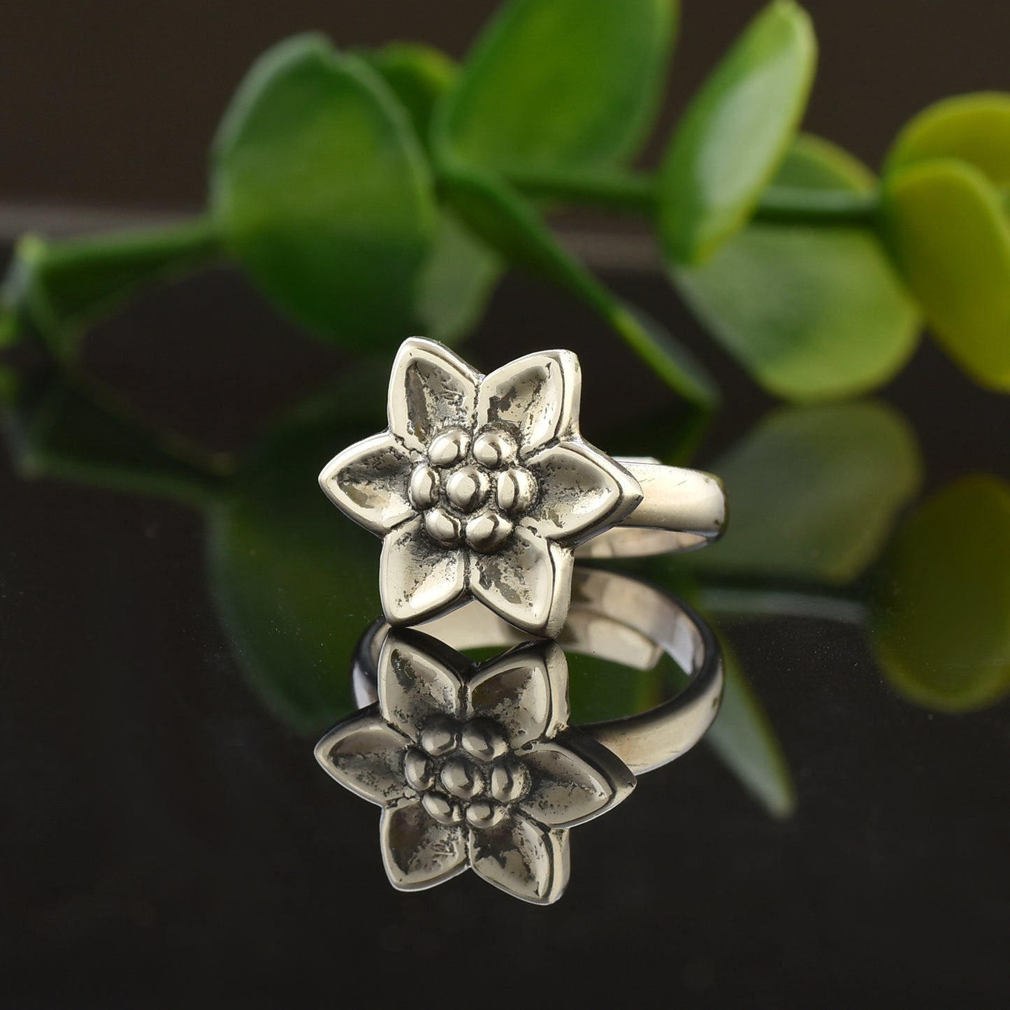 Silver daisy flower ring